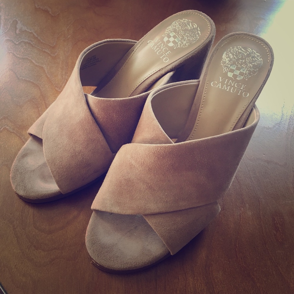 Vince Camuto Levey Sandals in taupe suede (7.5)